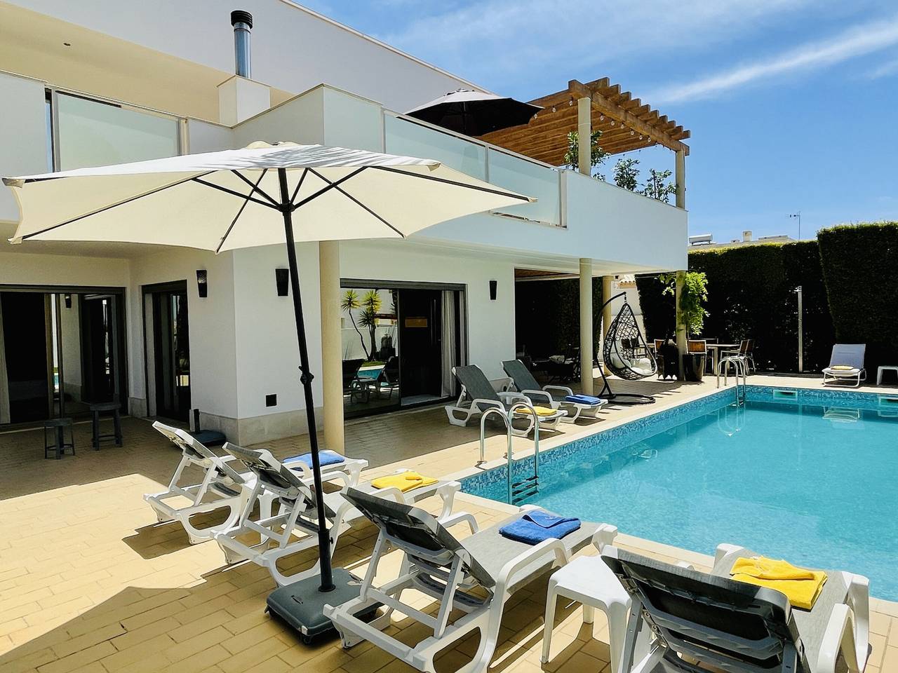 Spacious Villa in Evaristo - Albufeira: Private Pool, Garden View, Modern Amenities, Sleeps 10 in Albufeira, Faro District