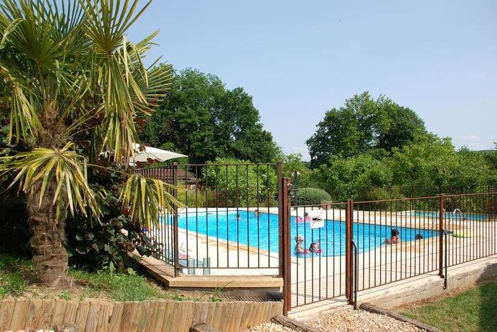 Gîte pour 5 personnes, avec vue ainsi que piscine et jardin à Thonac