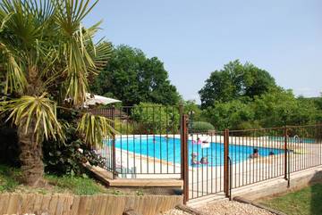 Gîte pour 5 personnes, avec jardin ainsi que piscine et vue à Thonac