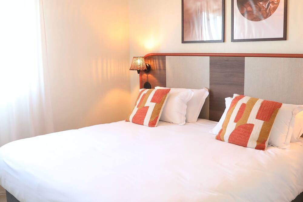 Entire apartment, Aparthotel (2 to 4 people) Golf side, with view of the greens in Juvignac, Côte d'Améthyste