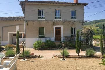 Gîte pour 10 personnes, avec jardin et piscine à Juliénas