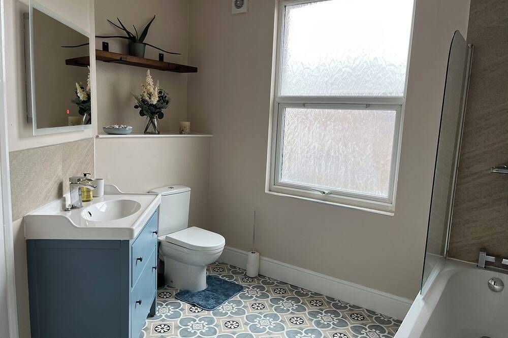 New Bilton House\n2 bedroomed close to town centre in Warwickshire