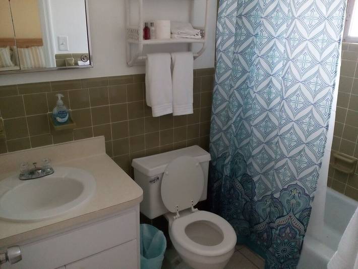 Vacation rental for 4 people, with terrace and hot tub as well as pool and yard in Key Colony Beach