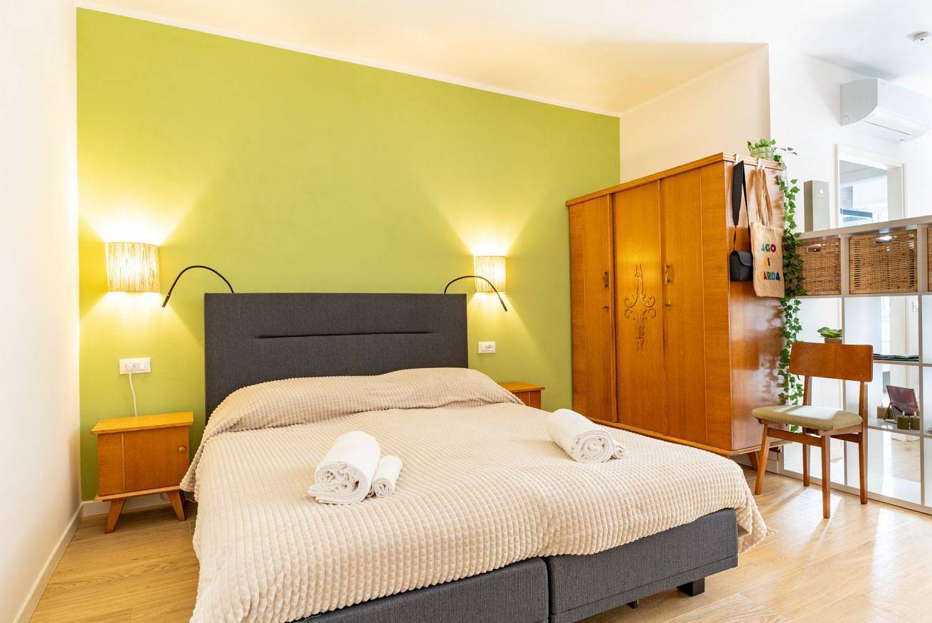 Entire apartment, GuestHost - Comfy Apartment Bardolino Garda Lake in Bardolino, Garda Mountains