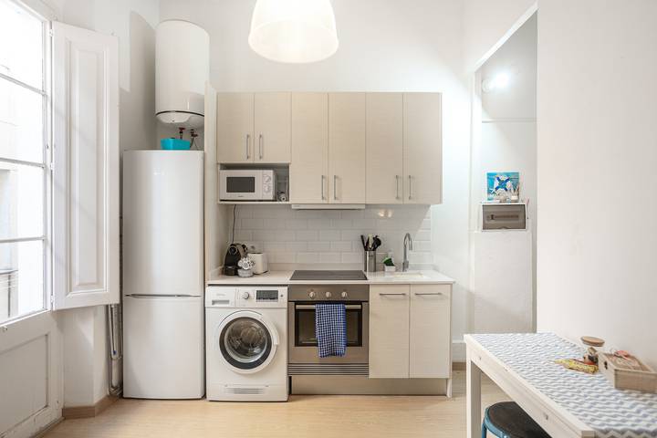 Apartamento entero, Apartamento 'Cozy Blanes' con balcón, Wi-Fi y aire acondicionado in Blanes, Costa Brava