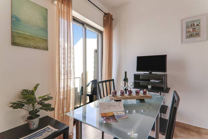 Appartement entier, Appartement "Beach Residence 22" avec balcon, Wi-Fi et terrasse partagée in Armação de Pêra (costa), Armação de Pera