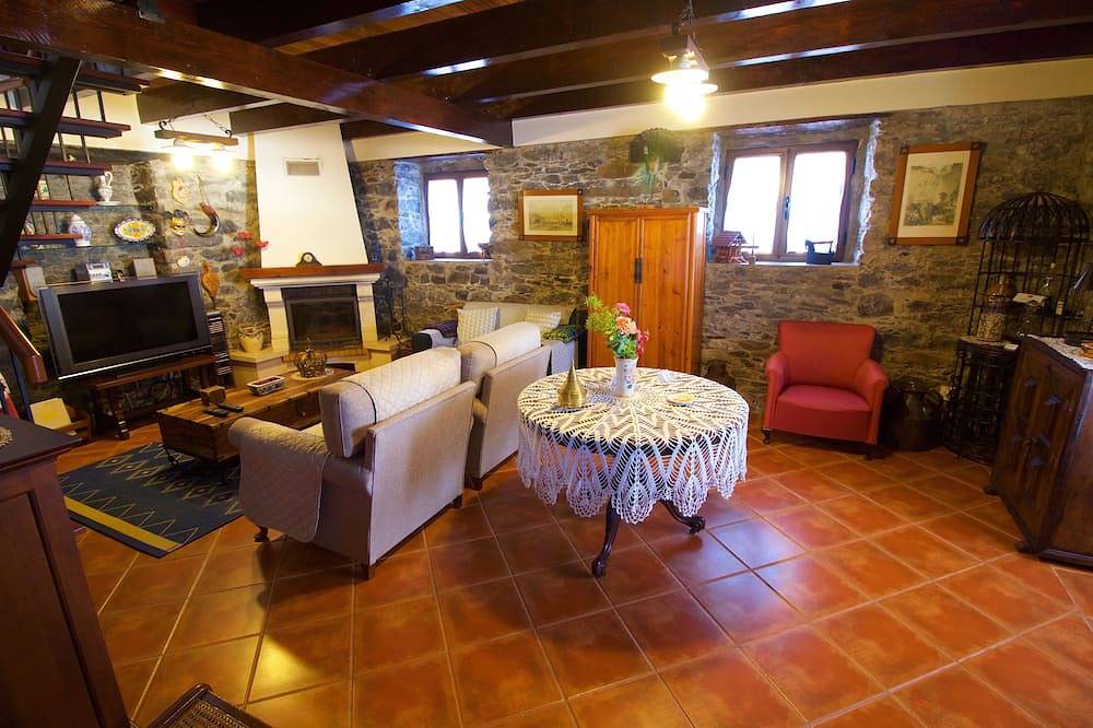 Traditional house. Fantastic sea view. Large outdoor spaces with barbecue. in Estreito da Calheta, Madeira
