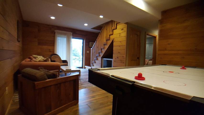 Vacation rental for 10 people, with yard and hot tub as well as terrace in Finger Lakes