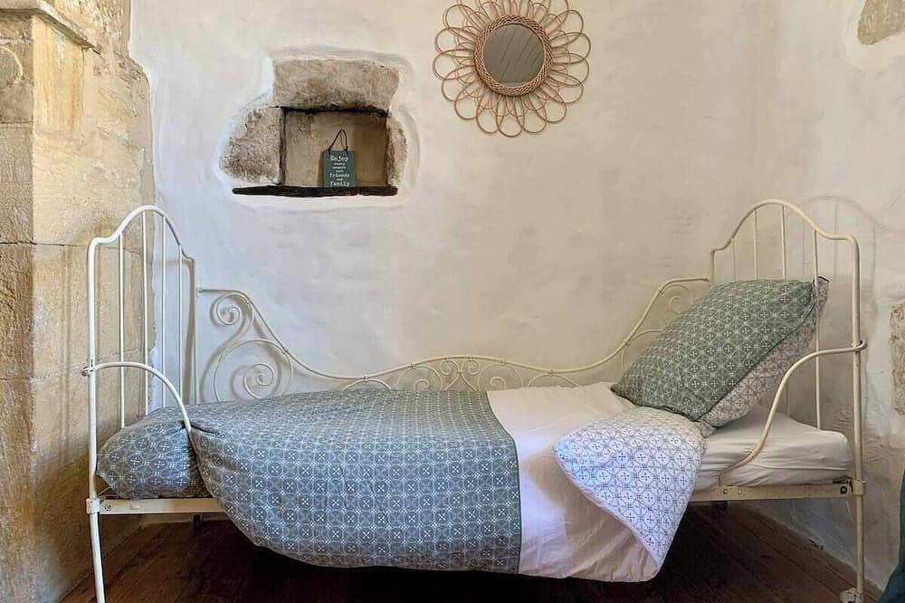 Air-conditioned medieval house with garden, linen included in Monpazier, Périgord Pourpre