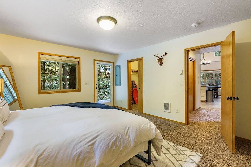 Cozy Cascade Cabin. Relaxing Hot Tub, Secluded, Spacious and Creek Nearby in Welches, Mount Hood