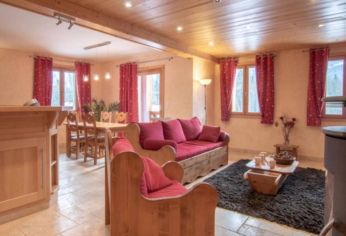 Appartement entier, Appartement 'La Grange - 4 Pers' avec vue sur les montagnes, jardin privé et Wi-Fi in Taninges, Région de Bonneville