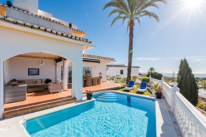 Villa pour 8 personnes, avec piscine ainsi que vue sur l’océan et jardin à Mijas