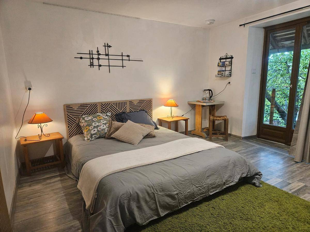 Appartement de vacances entier, Chambre familiale,150m2 et piscine privée in Groslée-Saint-Benoît, Belley