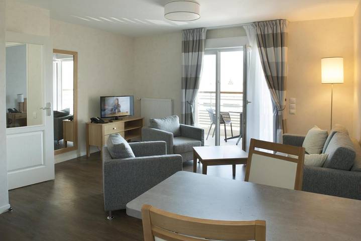 Appart’hôtel pour 3 personnes, avec Balcon et Terrasse ainsi que Jardin et Piscine