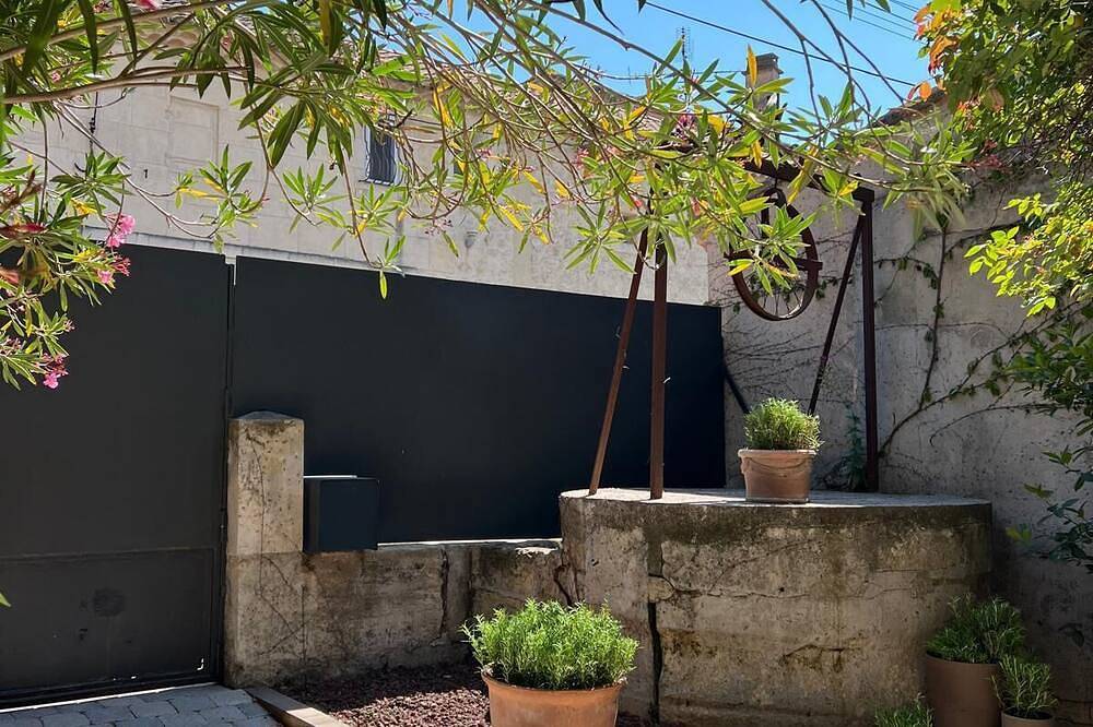 Stone house in the heart of the village with pool and garden, Provence charm in Fontvieille, Arles region