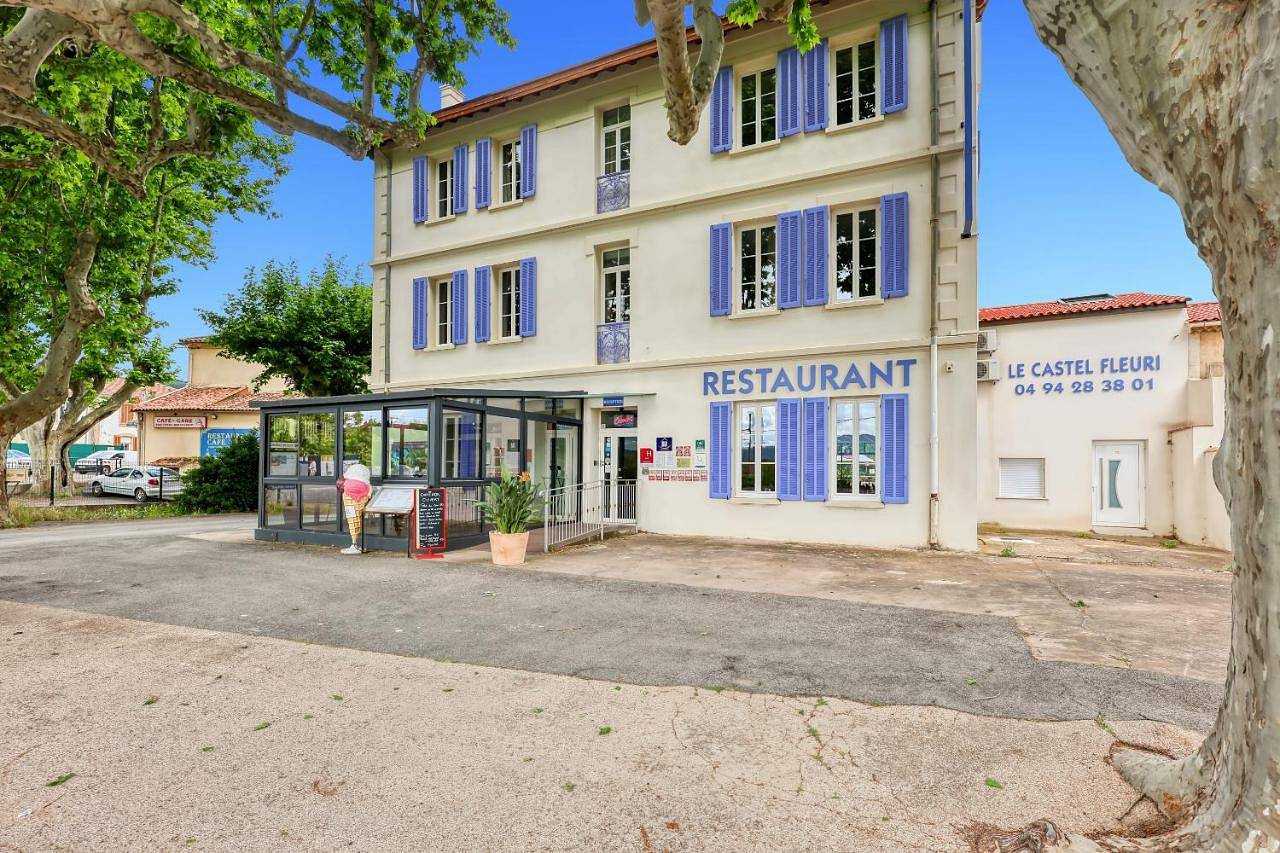 Hotel Restaurant Le Castel Fleuri in Carnoules, Côte méditerranéenne (France)