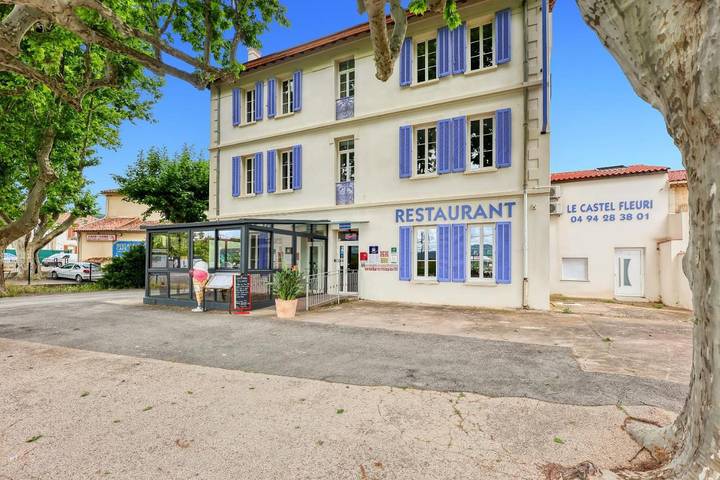 Hôtel pour 2 personnes, avec vue et terrasse ainsi que piscine et jardin à Carnoules