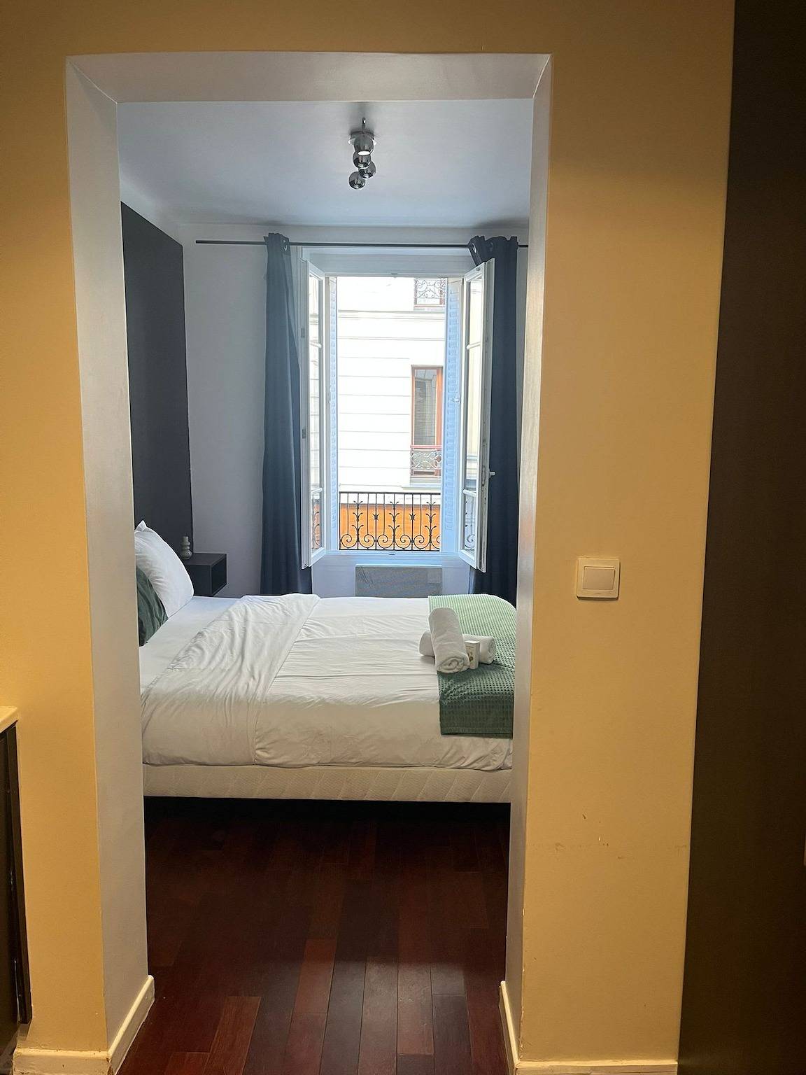 Entire apartment, Large Modern Studio close to the Eiffel Tower in Eiffel Tower, Paris
