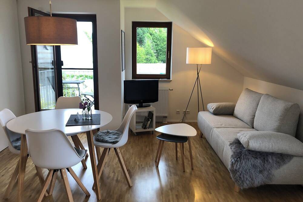 Ganze Wohnung, 2-Zimmer-Dachgeschosswohnung mit Seeblick nur 150 Meter vom Bodensee entfernt in Radolfzell, Radolfzell am Bodensee