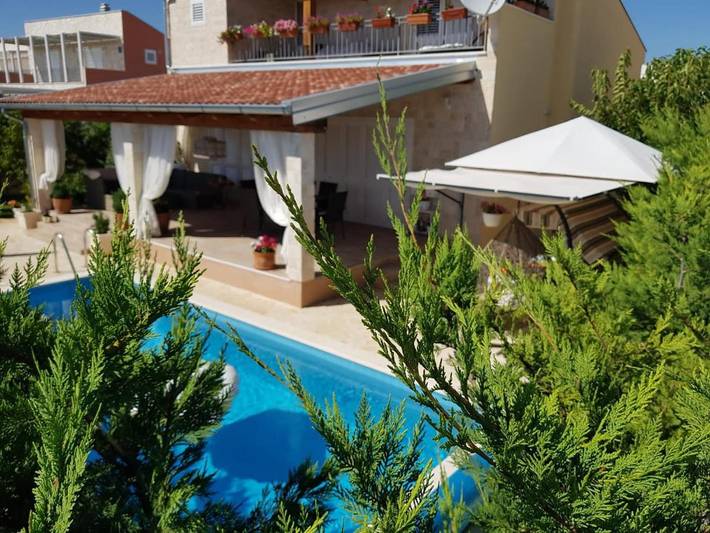 Villa pour 7 personnes, avec jacuzzi ainsi que jardin et piscine à Šibenik - 4