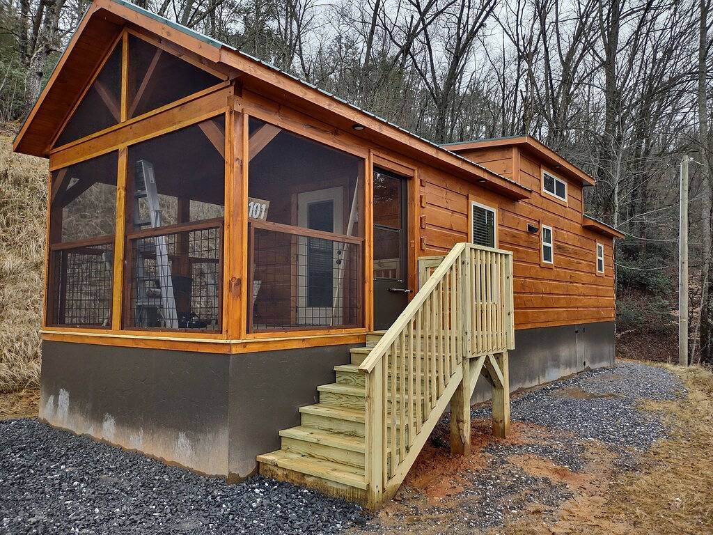 Great Smoky Mountain Tiny House Log Cabin \"Cedar Heights\" in Bryson City, Fontana Lake