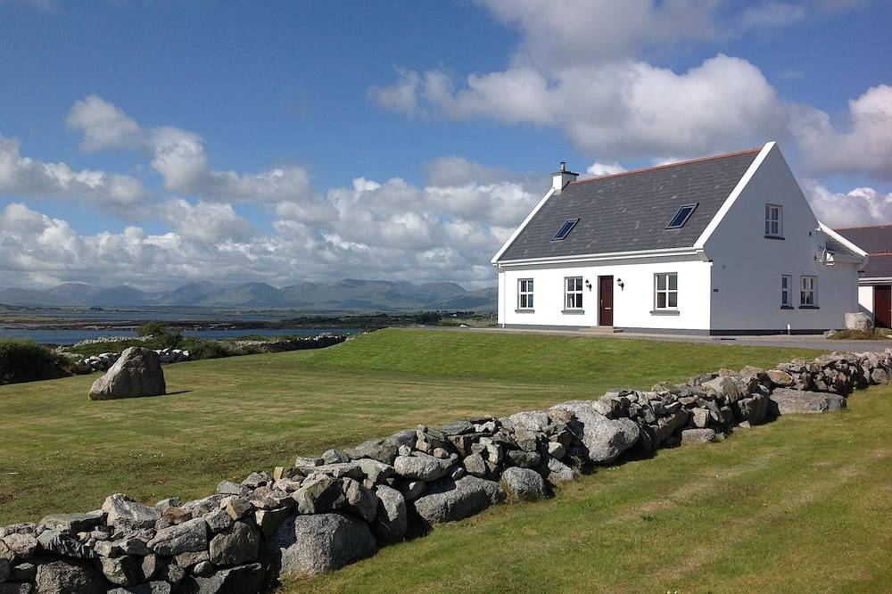 Luxury Connemara Cottage With Panoramic Views Of The Sea And Mountains in Connemara