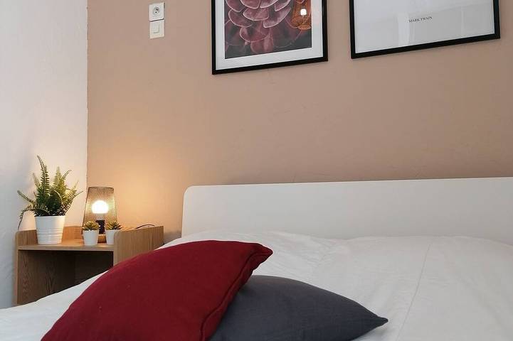 Location de vacances pour 10 personnes, avec jardin et terrasse à Saint-Barthélemy-de-Vals - 2