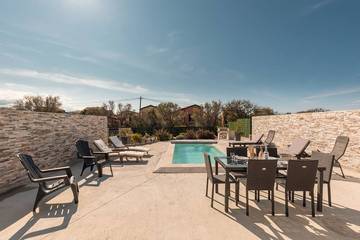Cottage pour 4 personnes, avec jardin ainsi que terrasse et jacuzzi à Palasca