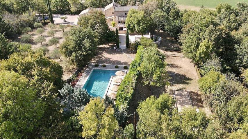 Gîte pour 4 personnes, avec terrasse ainsi que jardin et piscine