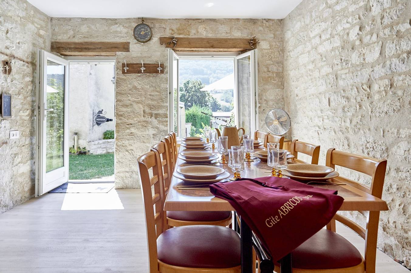 Maison vigeronne jardin clos, barbecue, bains de soleil in Aiglepierre, Jura Francais