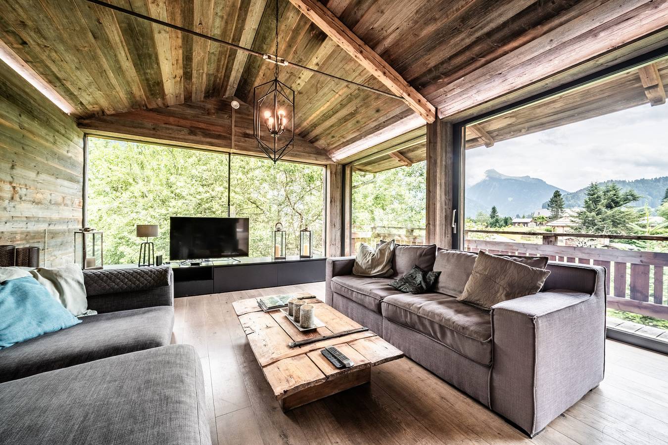 Chalet 'Bella' mit Bergblick, privater Terrasse und Wi-Fi in Essert-Romand, Les Portes du Soleil