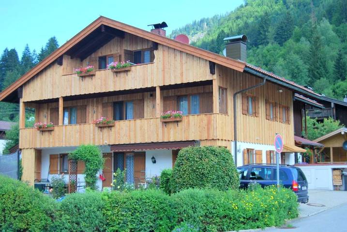 Ferienwohnung für 4 Personen, mit Balkon und Terrasse sowie Garten und Ausblick am Schliersee