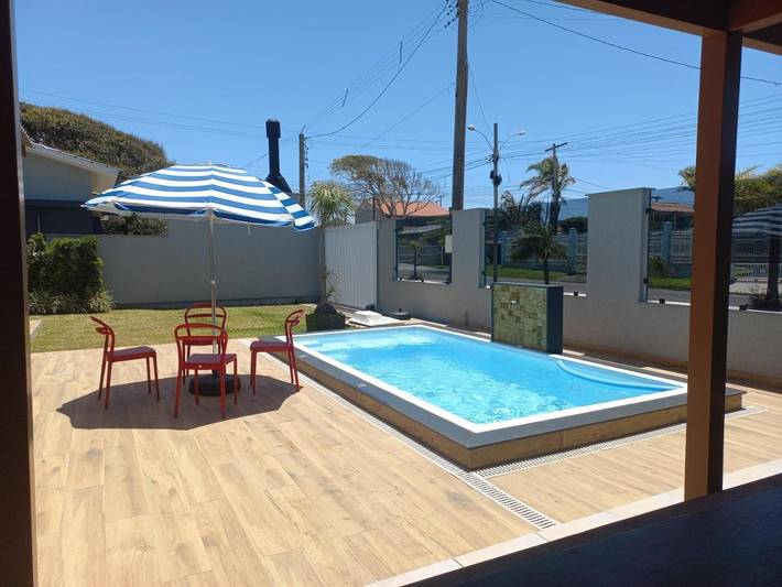 Casas e apartamentos de temporada para 16 pessoas, com piscina e vista e ainda jardim em Capão da Canoa