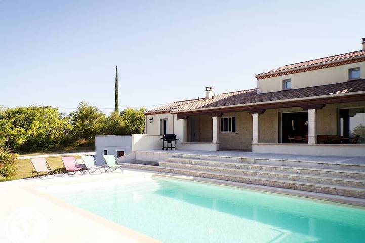 Location de vacances pour 8 personnes, avec jardin à Villesèque