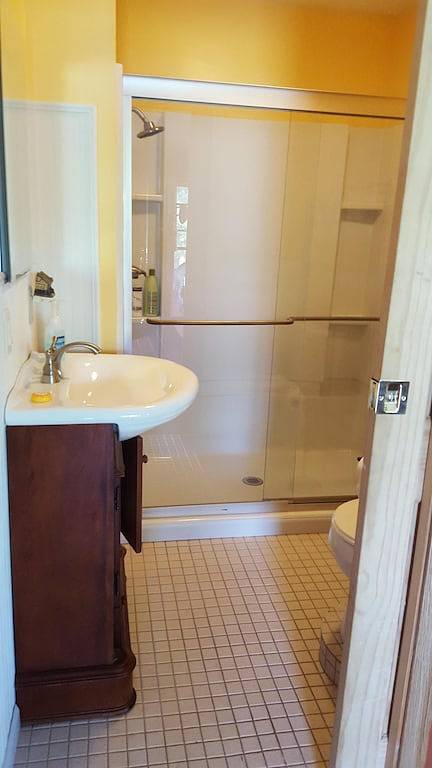 Log cabin for 4 people, with yard in New York State