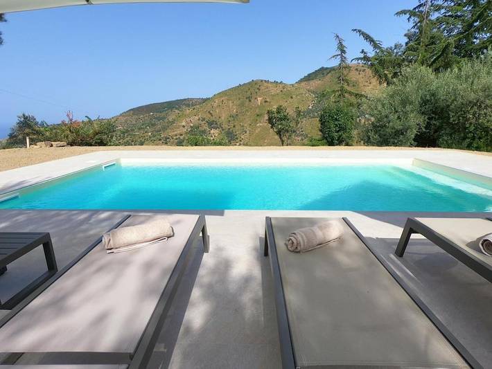 Casa vacanza per 8 persone, con Terrazza e Giardino nonché Piscina e Panorama a Santo Stefano di Camastra