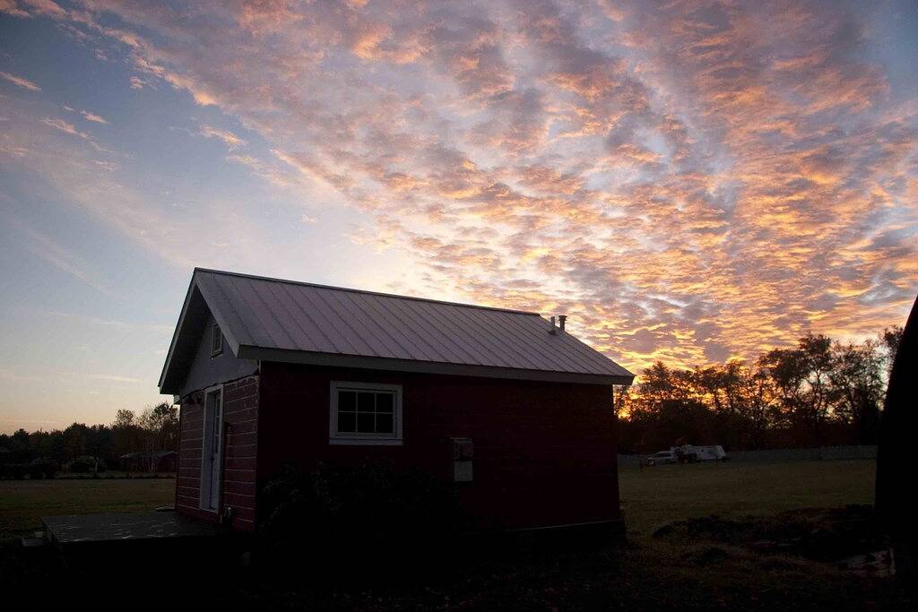 Ein gemütliches Bauernhaus inmitten von zwei Scheunen im Hudson Valley in Ulster County