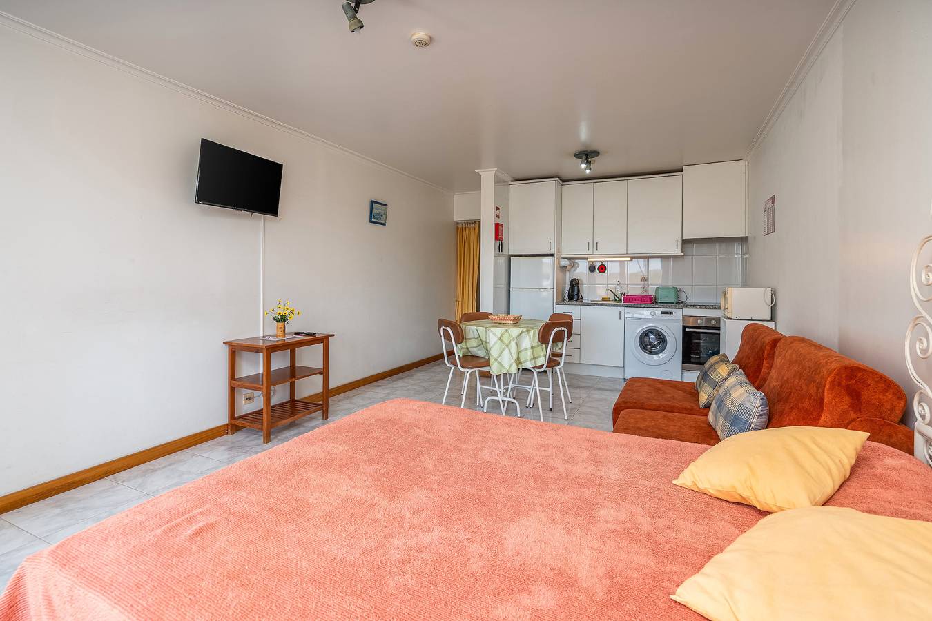 Ganze Wohnung, Apartment 'Porto Seguro' mit Meerblick, Gemeinschaftspool und Gemeinschaftsgarten in Praia da Rocha, Portimão