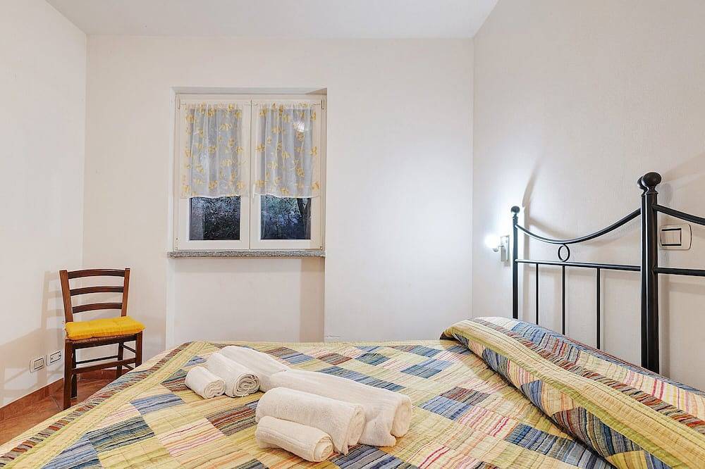 Entire apartment, Apartment 'Ginestra' with Mountain View, Wi-Fi and Air Conditioning in Ceriale, Riviera di Ponente