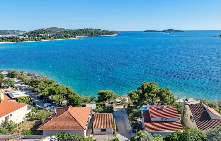 Apartamento con vistas al mar, piscina, wifi y cocina - A 2,5 km de la playa in Rogoznica, Condado de Šibenik-Knin