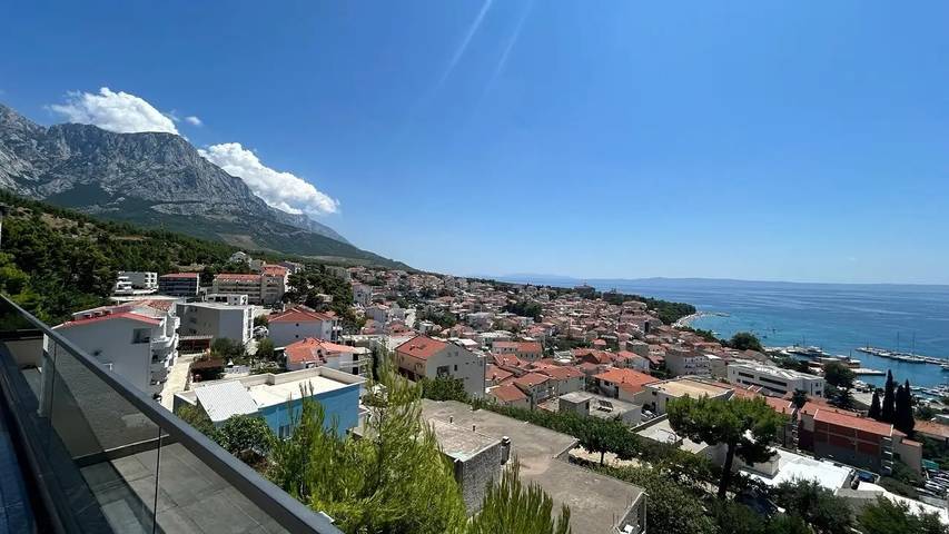 Ferienwohnung für 4 Personen, mit Terrasse und Pool in Baska Voda