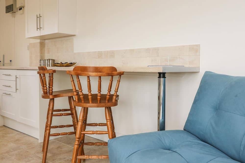 The Stables, pet friendly, with hot tub in Crowcombe in Crowcombe, Somerset