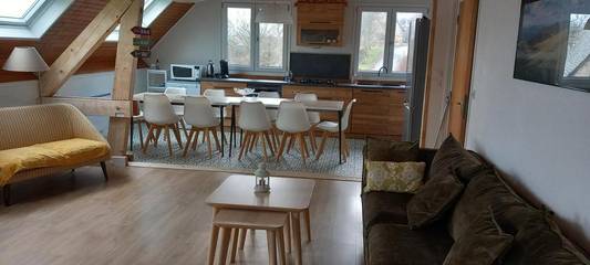 Gîte pour 12 personnes, avec vue et jardin, adapté aux familles à Chastreix