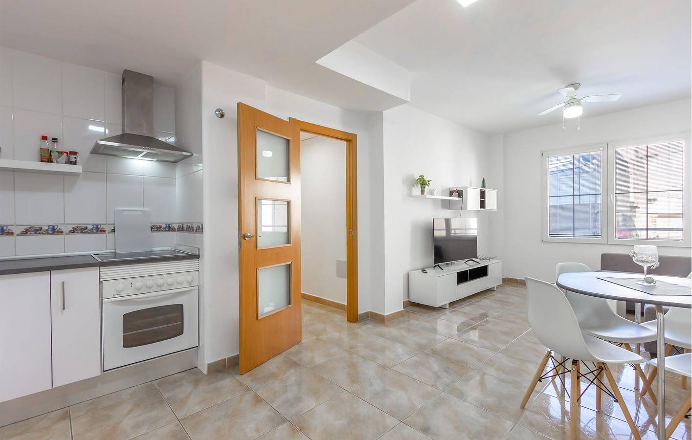 Apartamento vacacional entero, Planta Alta Apt: Terraza, WiFi y Playa (700m) in Santa Pola, Costa Blanca