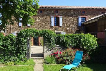 Gîte pour 12 personnes, avec jardin à Andouque