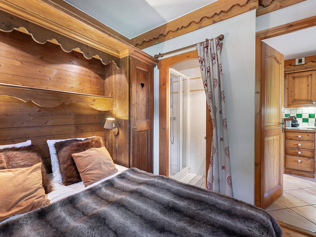 Geheel appartement, Ski-in apartment with pool access and covered parking in Meribel Village, Courchevel