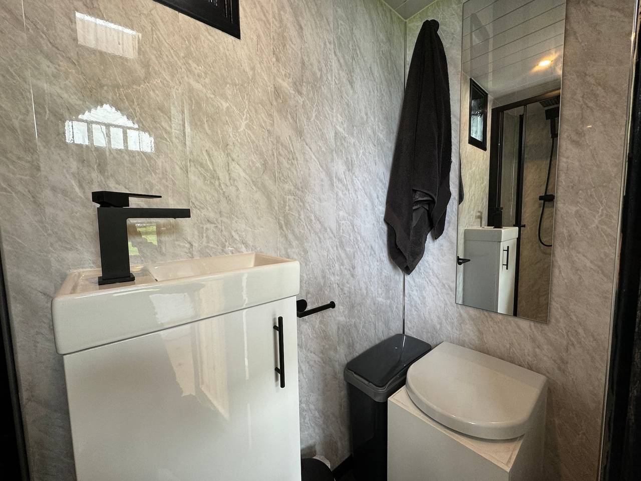 1 Bed Cabin - Sleeps 2 - Parking  in Devon