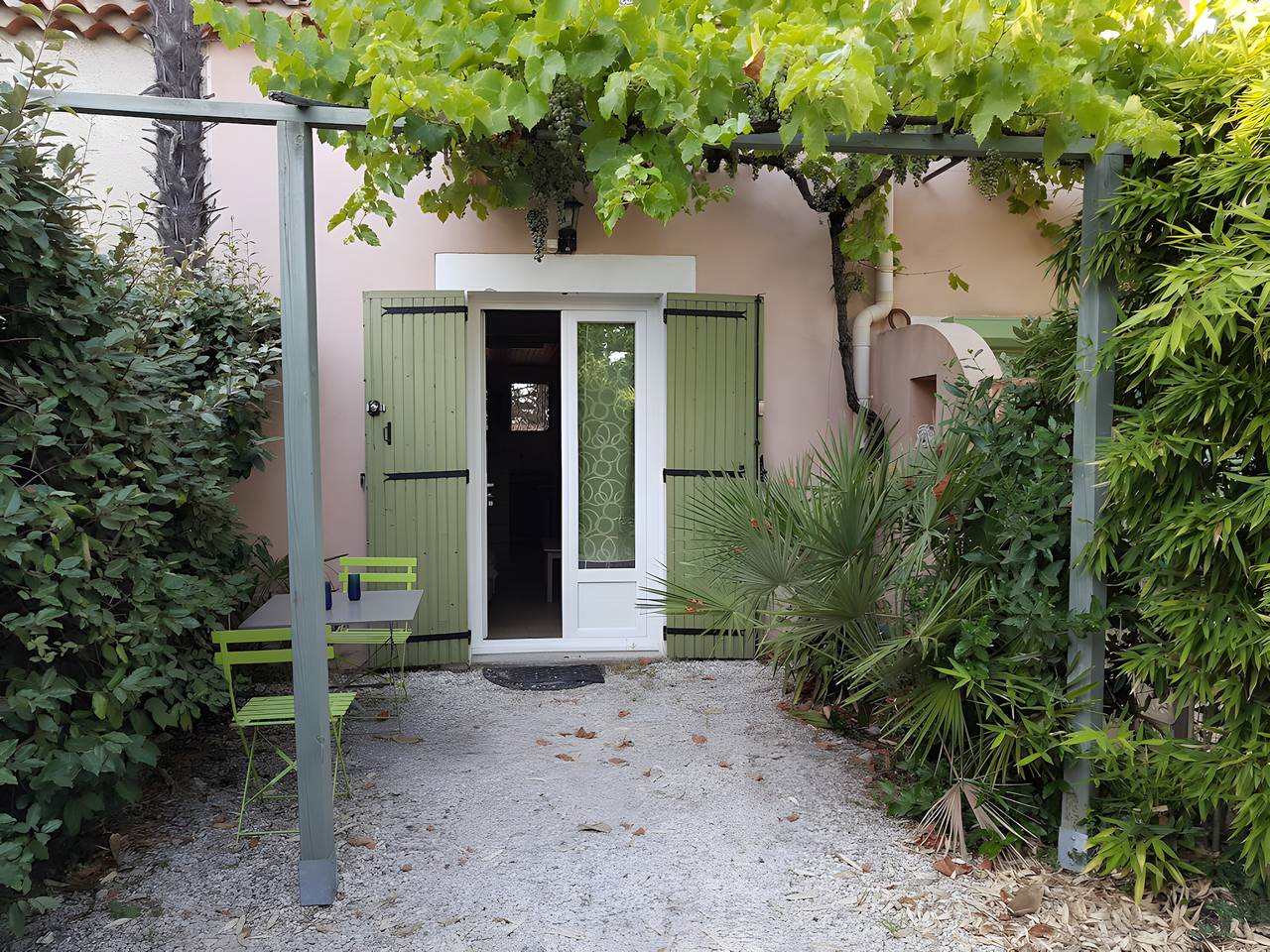 Studio entier, Studio « Le Petit Mas des Pins » avec piscine partagée, Wi-Fi et climatisation in Eygalières, Région d'Arles