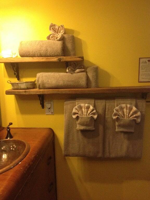 Ganze Wohnung, Wheelchair Accessible 2 Br Downtown Suite: Urban Comfort - Pet Friendly. in Nelson (Britisch-Kolumbien), Whitewater Ski Resort