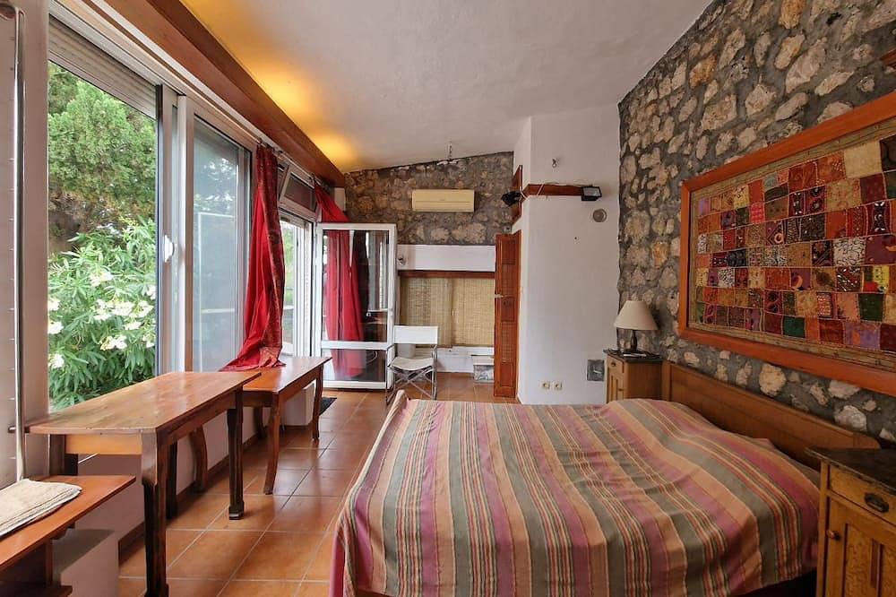 Authentische Cliff-Villa, mit Pool, private Treppe zum versteckten Strand –Budva in Opština Budva